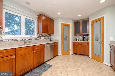 Kitchen - 7916 Leeds Dr, Pasadena, MD 21122 photo 2 of 4