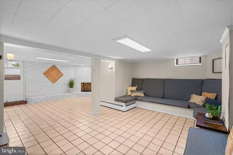 Living - 178 Chelsea Rd, Pasadena, MD 21122 photo 3 of 4