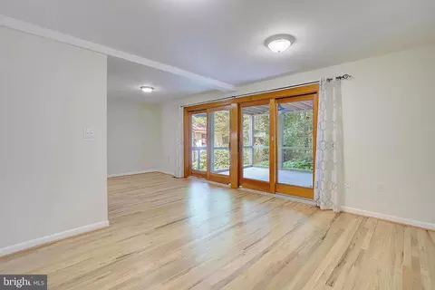 Living - 1026 Pinecrest Dr, Annapolis, MD 21403 photo 3 of 4
