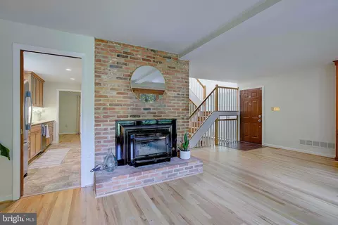 Entry Way - 1026 Pinecrest Dr, Annapolis, MD 21403 photo 1 of 2