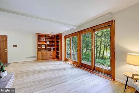 Living - 1026 Pinecrest Dr, Annapolis, MD 21403 photo 2 of 4