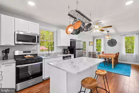 Kitchen - 100 Railroad Ave, Pasadena, MD 21122 photo 2 of 4
