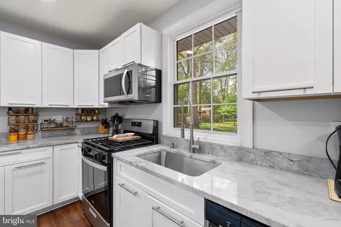 Kitchen - 100 Railroad Ave, Pasadena, MD 21122 photo 4 of 4