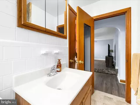 Bath - 308 Doris Ave, Brooklyn, MD 21225 photo 2 of 3