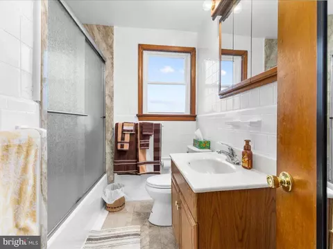 Bath - 308 Doris Ave, Brooklyn, MD 21225 photo 1 of 3