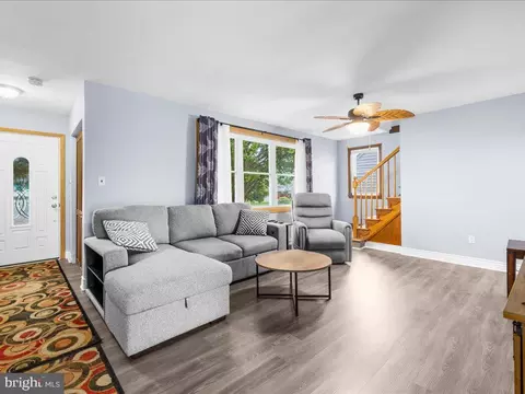 Living - 308 Doris Ave, Brooklyn, MD 21225 photo 3 of 4
