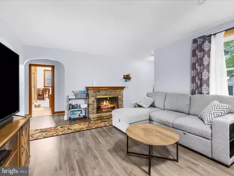 Living - 308 Doris Ave, Brooklyn, MD 21225 photo 1 of 4