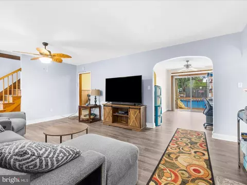 Living - 308 Doris Ave, Brooklyn, MD 21225 photo 2 of 4