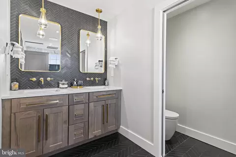 Bath - 751 Sharretts Ln, Arnold, MD 21012 photo 2 of 6