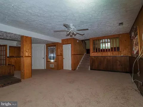 Living - 427 Magothy Bridge Rd, Pasadena, MD 21122 photo 9 of 10