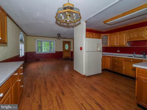 Living - 427 Magothy Bridge Rd, Pasadena, MD 21122 photo 4 of 10