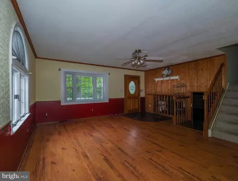 Living - 427 Magothy Bridge Rd, Pasadena, MD 21122 photo 2 of 10