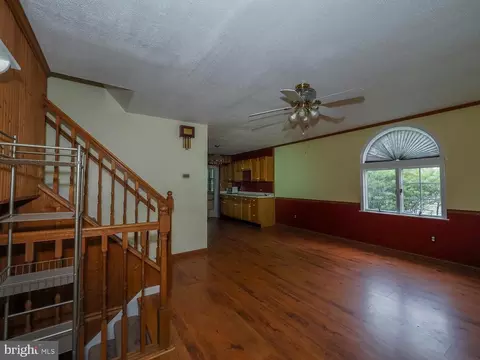 Living - 427 Magothy Bridge Rd, Pasadena, MD 21122 photo 1 of 10