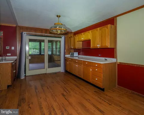 Entry Way - 427 Magothy Bridge Rd, Pasadena, MD 21122 photo 2 of 3