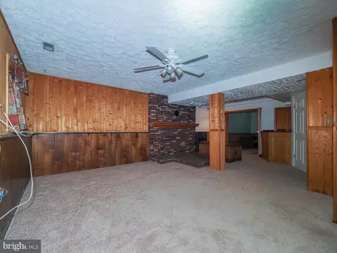 Living - 427 Magothy Bridge Rd, Pasadena, MD 21122 photo 8 of 10