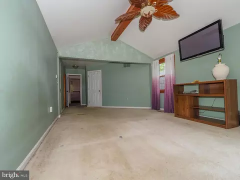 Living - 427 Magothy Bridge Rd, Pasadena, MD 21122 photo 6 of 10