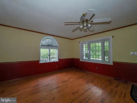 Living - 427 Magothy Bridge Rd, Pasadena, MD 21122 photo 3 of 10