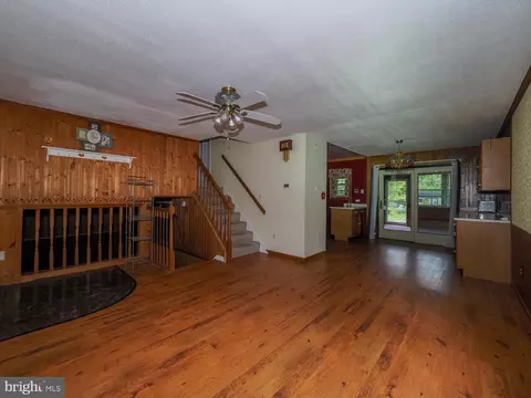 Living - 427 Magothy Bridge Rd, Pasadena, MD 21122 photo 5 of 10