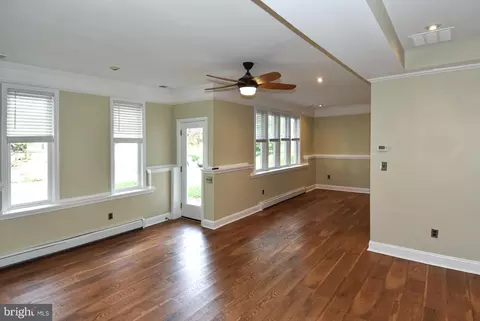 Living - 1805 Glenarm Rd, Edgewater, MD 21037 photo 4 of 10