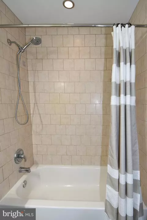 Bath - 1805 Glenarm Rd, Edgewater, MD 21037 photo 2 of 8