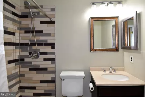 Bath - 1805 Glenarm Rd, Edgewater, MD 21037 photo 3 of 8