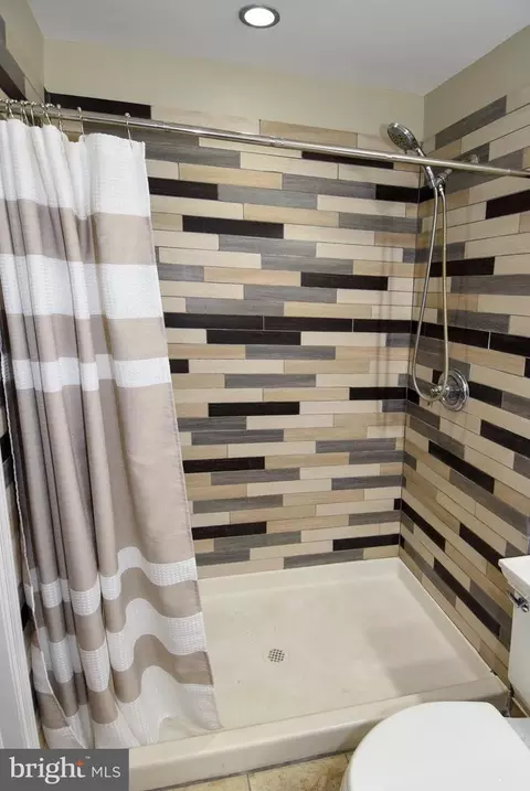 Bath - 1805 Glenarm Rd, Edgewater, MD 21037 photo 4 of 8
