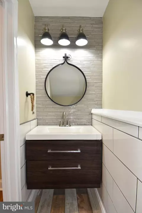 Bath - 1805 Glenarm Rd, Edgewater, MD 21037 photo 5 of 8