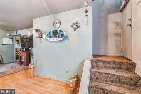 Entry Way - 320 Cambridge Rd, Pasadena, MD 21122 photo 2 of 5