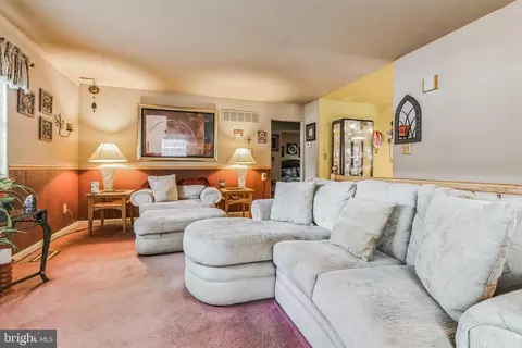 Entry Way - 320 Cambridge Rd, Pasadena, MD 21122 photo 1 of 5