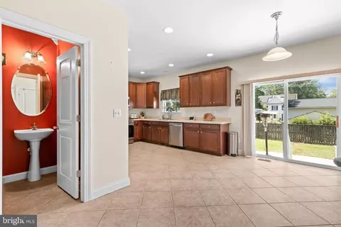 Entry Way - 718 208th St, Pasadena, MD 21122 photo 3 of 8