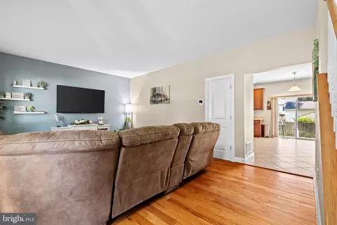 Entry Way - 718 208th St, Pasadena, MD 21122 photo 1 of 8