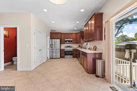 Entry Way - 718 208th St, Pasadena, MD 21122 photo 5 of 8