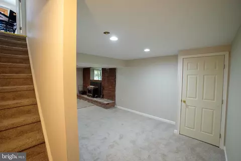 Entry Way - 8385 Bodkin Ave, Pasadena, MD 21122 photo 7 of 9
