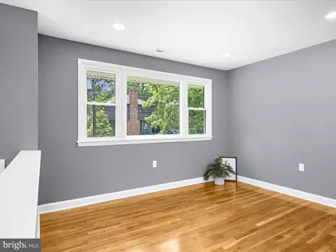 Living - 1008 Mountain Top Dr, Annapolis, MD 21409 photo 2 of 3