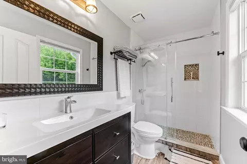 Bath - 619 Dillon Ct, Edgewater, MD 21037 photo 2 of 8