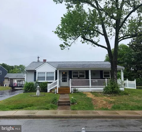 130 Sandy Beach Dr, Pasadena, MD 21122