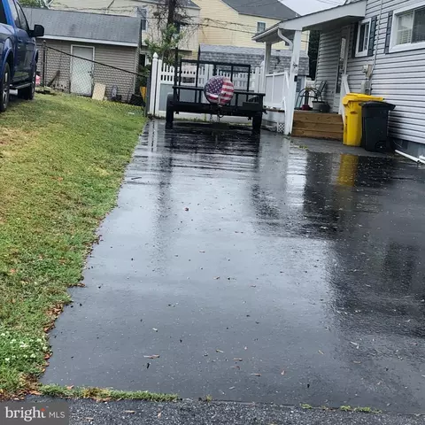 Exterior - 130 Sandy Beach Dr, Pasadena, MD 21122 photo 3 of 7