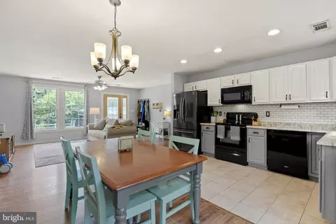 321 Queen Anne Rd, Pasadena, MD 21122 photo 5