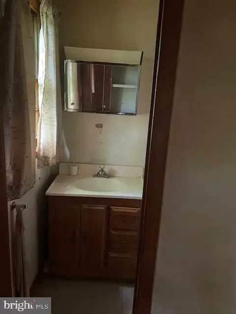 Bath - 7920 Elizabeth Rd, Pasadena, MD 21122 photo 2 of 2