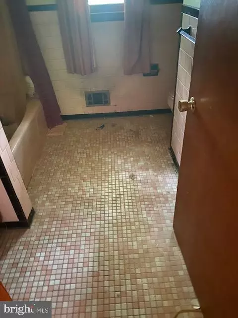 Entry Way - 7920 Elizabeth Rd, Pasadena, MD 21122 photo 3 of 4