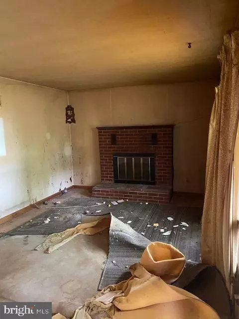 Living - 7920 Elizabeth Rd, Pasadena, MD 21122 photo 1 of 1