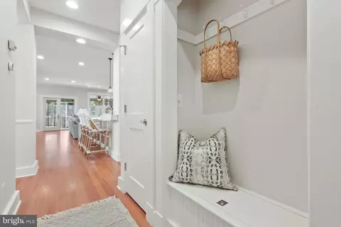 Entry Way - 35 Southgate Ave, Annapolis, MD 21401 photo 4 of 14