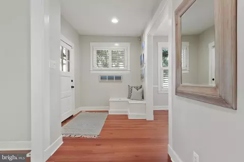 Entry Way - 35 Southgate Ave, Annapolis, MD 21401 photo 2 of 14