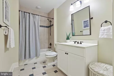 Bath - 35 Southgate Ave, Annapolis, MD 21401 photo 2 of 5