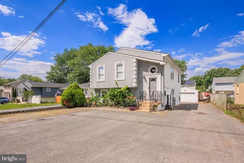 1092 Locust Dr, Pasadena, MD 21122