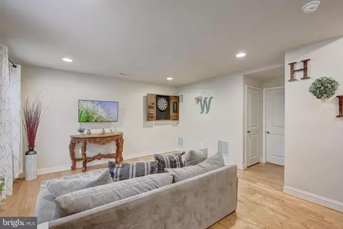 Entry Way - 207 Vanguard Ln, Annapolis, MD 21401 photo 1 of 7