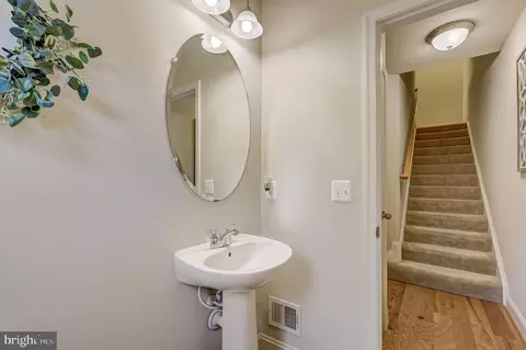 Entry Way - 207 Vanguard Ln, Annapolis, MD 21401 photo 4 of 7