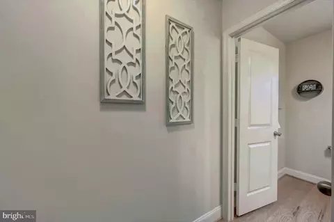 Entry Way - 207 Vanguard Ln, Annapolis, MD 21401 photo 3 of 7