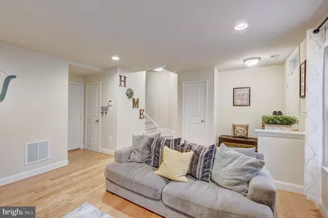 Entry Way - 207 Vanguard Ln, Annapolis, MD 21401 photo 2 of 7