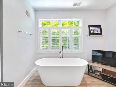 Bath - 1216 Oak Harbor Ct, Pasadena, MD 21122 photo 4 of 6